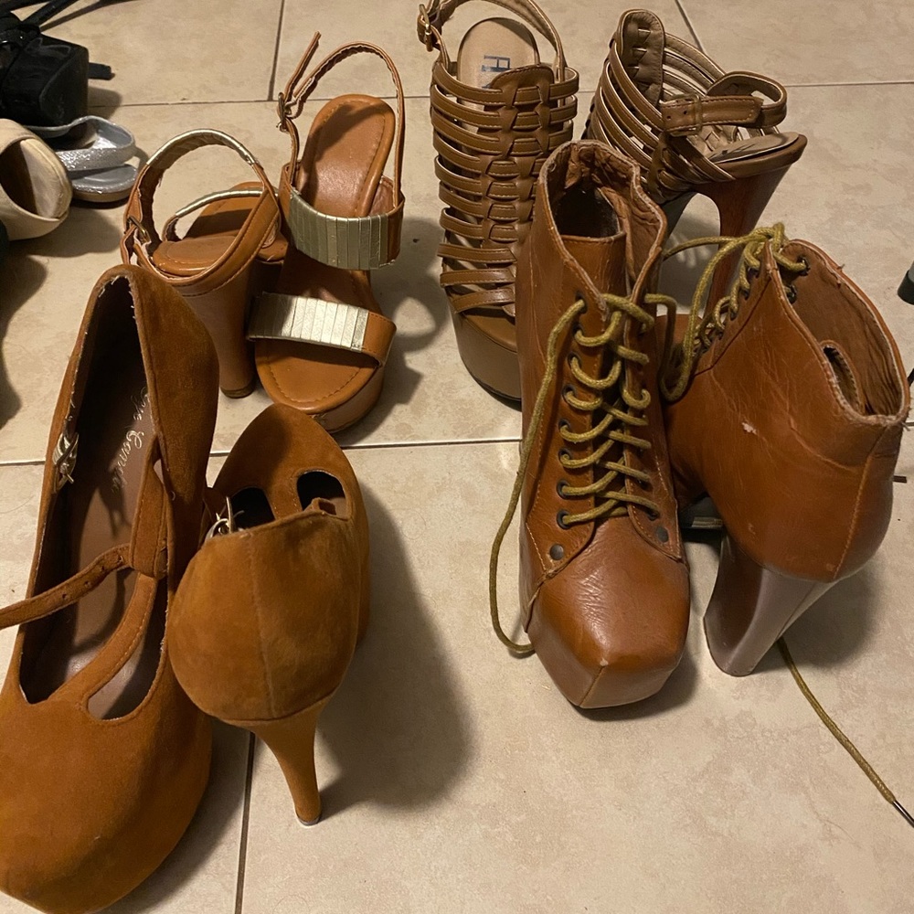 Bundle of pumps, boots style shoes